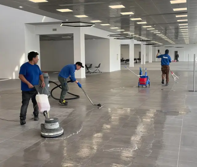 Tecnici che rifiniscono la pulizia post ristrutturazione