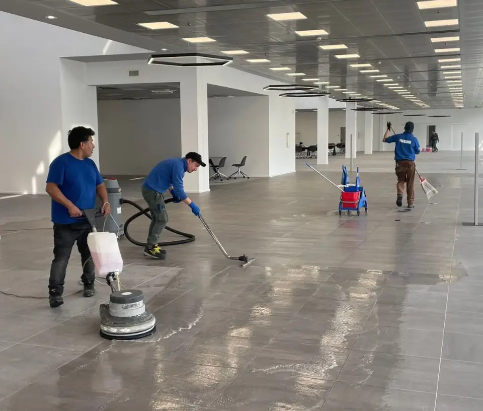 Operatori che completano le pulizie post-cantiere in un appartamento a Brescia